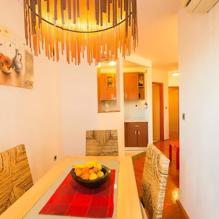 Apartman Nina's Place דירה